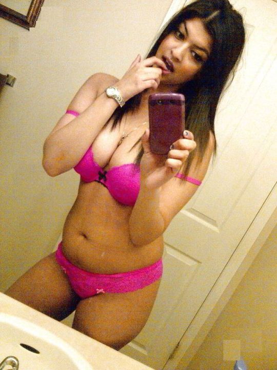 desi-indian-blog:  Hot saree strip👗