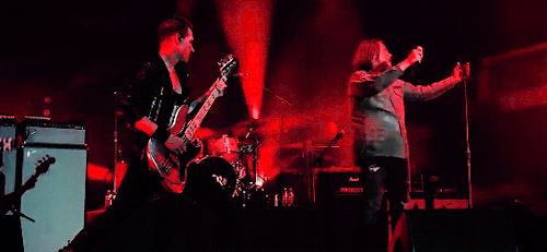 Frank + Mikey / Mikey + Gerard Headbanging Parallels During ‘Thank You For The Venom’