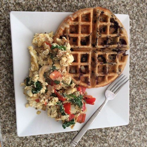 There’s no reason healthy eating has to be boring!! Egg white and veggie scramble along with a  clean blueberry waffle (ground oatmeal, almond milk,baking powder) 💋 by 6feetofsunshine