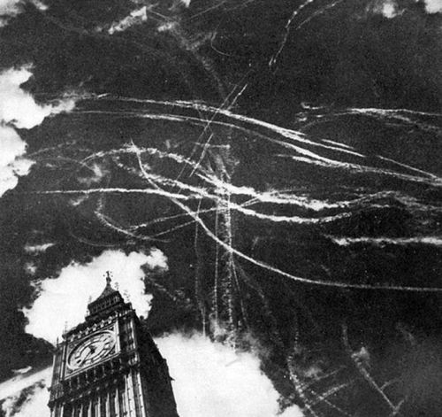 oakapples:Vapour trails from dogfights over London during the Battle of Britain.