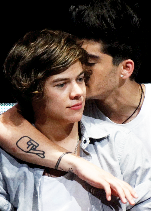 harrystylesdaily:  Est-ce que tu aimes le sexe?  Le sexe. Je veux dire, l’activité