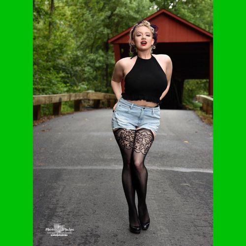 It’s spring… time for green and time for outside shooting!!  Here we have @la.la.lolita posing near this iconic red bridge. #instagram #photoshoot #outside #nature #springtime #blonde #heels #sexy #photosbyphelps #imakeprettyprettypeopleprettier