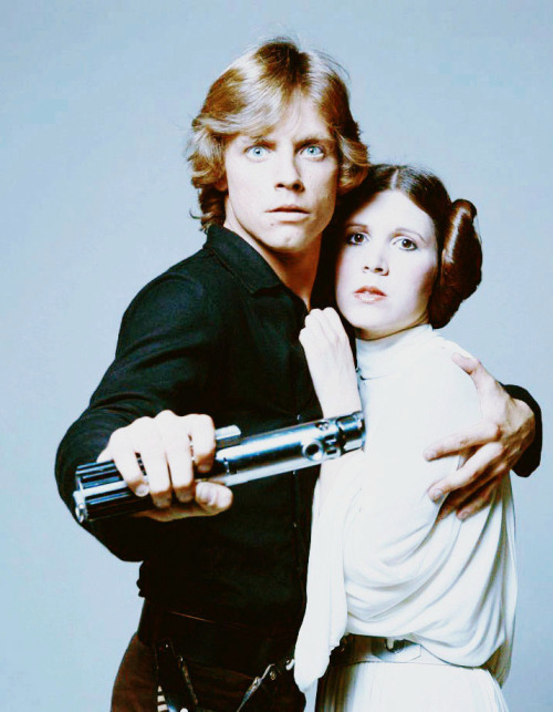 hollywoodlady:Mark Hamill and Carrie Fisher photographed by Terry O’Neil for Star Wars, 1977 (x)