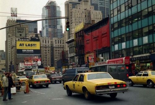 vintageeveryday: 44 beautiful photos that capture street scenes of New York in the late 1980s.