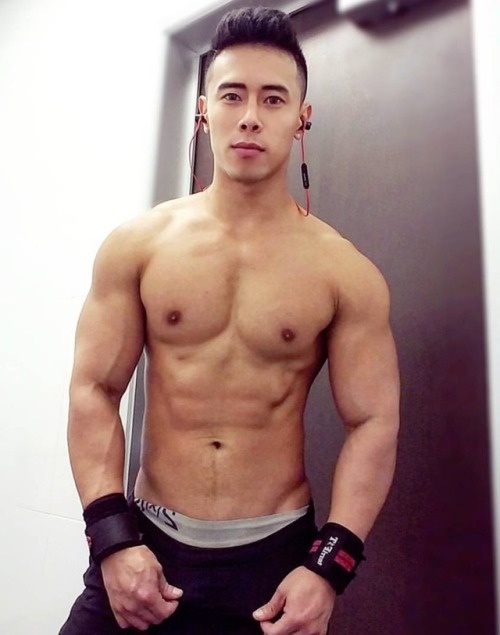 ivanxlavender: nanrensg:@keithietru He worked out very hard to transform into a muscled heartthrob! 