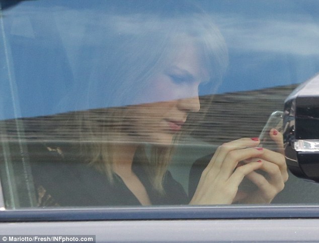 taylorswift:  sarahwearsamask:  Yeh MOM???  taylorswift  Isn’t that just the normal