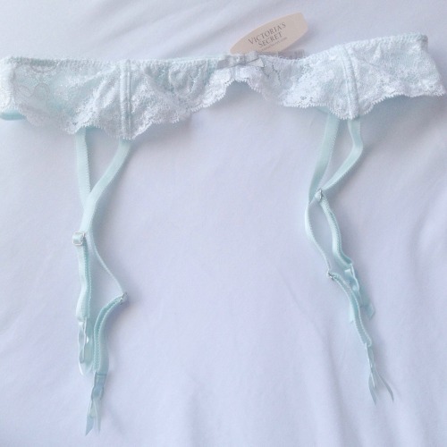 babyhearted:  Victoria’s Secret garter belts are the cutest! 