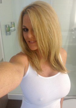 mom loves sending me naughty selfies when im not there ;)