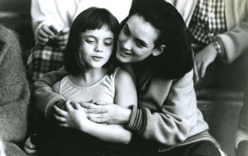 monalisas-madhatters: coffee-for-two:Christina Ricci and Winona Ryder on the set of Mermaids (1990