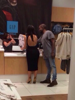 kimkanye-news: New photo of Kim &amp; Kanye shopping at The Gap in Maui, Hawaii 10/21/14