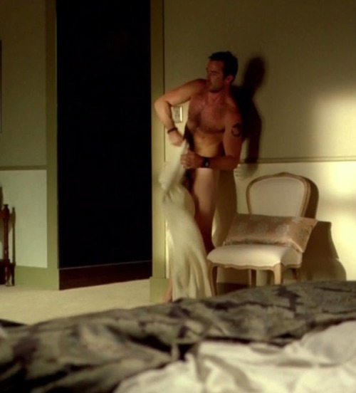 One of our favorite male celebs, Sullivan Stapleton showing his penis.http://hunkhighway.com/category/nude-male-celebs-2