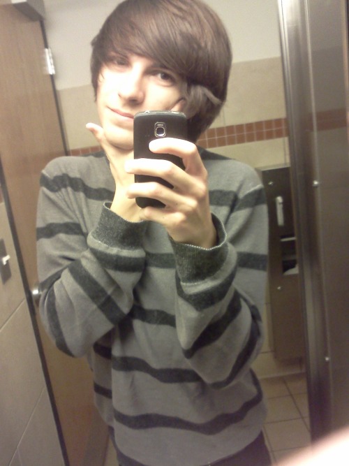 skippyduo:  Public bathroom selfie!