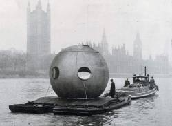 thisobscuredesireforbeauty:Juni Ludowici’s Round House being transported down the River Thames, 1958. Via Stephen Ellcock.