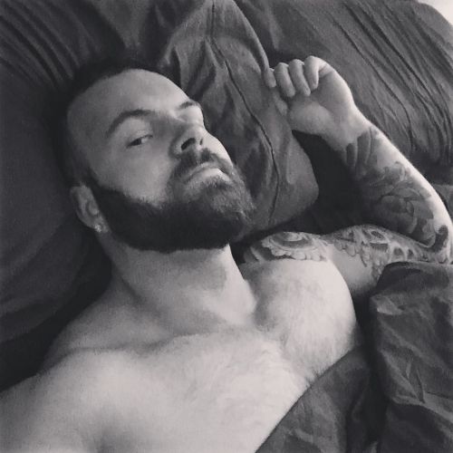 beardburnme:  “What should I do with the beard? 👉🏼Let it grow, maintain this length, or trim it shorter? Forever November❓ 🐻🤔@sexy.beard @homographias @hairyscruffhomo  @thescruffyhomo” by @bluxone on Instagram http://ift.tt/1UeMWlj