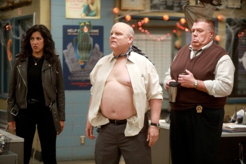Brooklyn Nine-Nine: &ldquo;HalloVeen&rdquo; episodic photos (2 of 2)