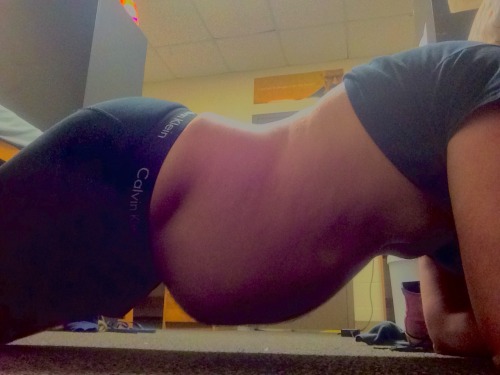 bigwolfcakebelly: Fulfilling a request from quite a few days ago. :) Push-up position so the belly c