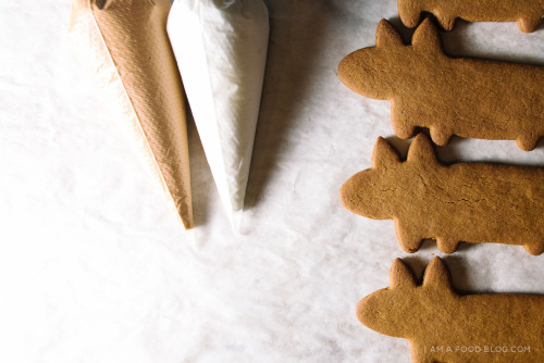 sweetoothgirl: Gingerbread Corgi Cookie@stridingcorgi