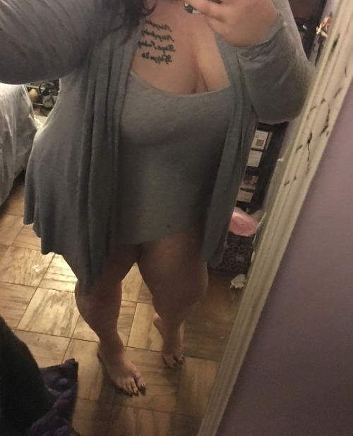 taboobbwgirl: I don’t wanna be at work so half naked selfies it is