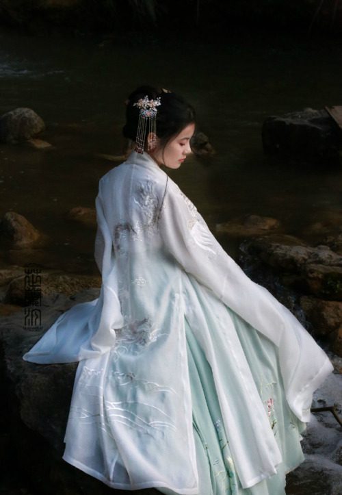 Traditional Chinese hanfu by 芷兰汀传统服饰