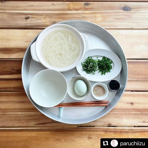 レシピ（細口そうめん） #Repost @paruchiizu ・・・ #今日のそうめん 【1022日目】 釜揚げそうめん ＊ 雨の日は釜揚げがいいね〜。 先日ファーマーズマーケットで買ったブルーの卵