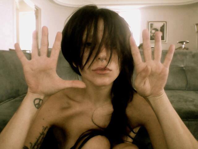 newsladygaga:  Lady Gaga publica la siguiente foto, Comentado que falta 9 Dias para