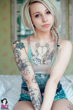 tatt-babes:  More hot naked tattooed girls  so cute! ^^