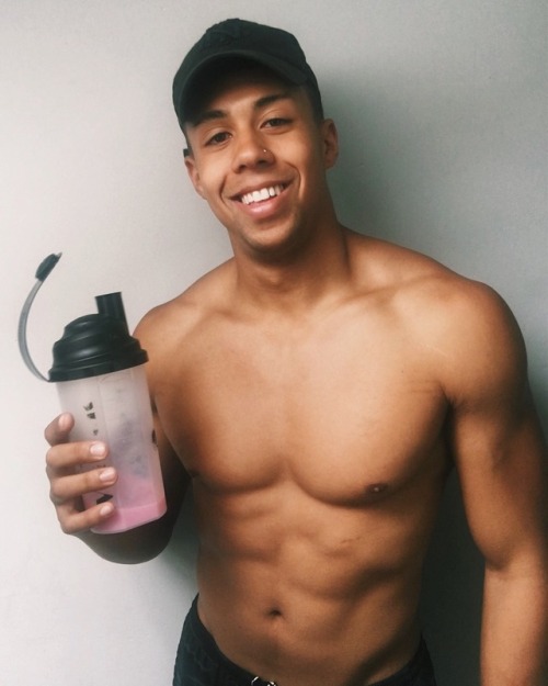 wicomeva:  S U N D A Y  S M I L E S 😀   don’t forget your pre-workout shake, folks!
