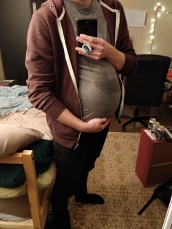 expandingvirgo:  Feeling pregnant after a big pizza dinner