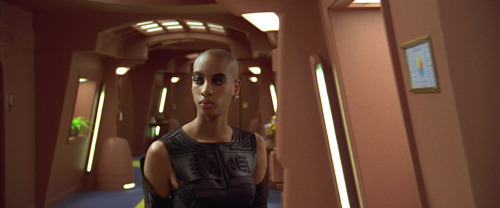 Gin Clarke as assistant to the Diva Plavalaguna. The Fifth Element [1997]