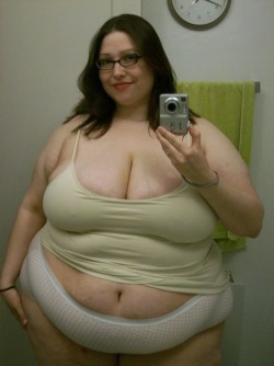 heavyssbbw:  Photo http://bit.ly/1rBdKAb   I want some of that