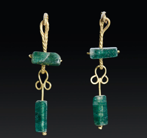 gemma-antiqua:Ancient Roman gold and emerald earrings, dated to the 2nd to 3rd centuries CE. 