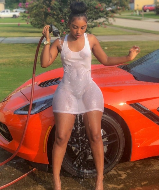 fatbacksnbaconskinz:    SLIPPERY WHEN WET!