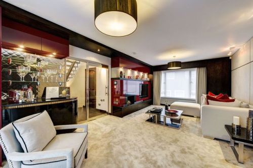 Classic Meets Contemporary at this Lavish Rental in Mayfair, LondonFavorably located on a discreet r