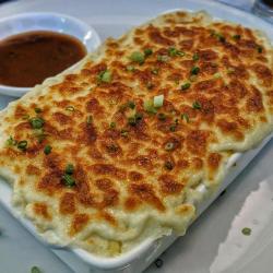 food-porn-diary:  Shepherd’s Pie - minced lamb topped with mash potatoes and cheese [OC][1275X4275]