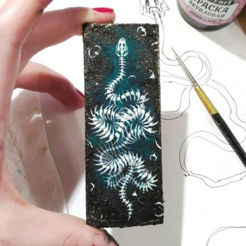 A liiitle cute (cute?! :p ) acrylic painting of a snake&rsquo;s skeleton. I was testing miniatur