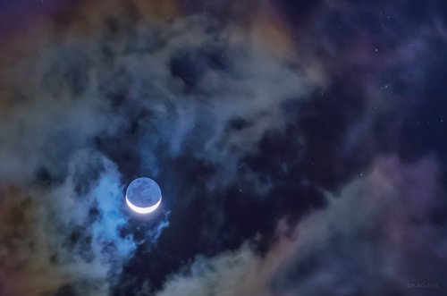KAGAYA‏@KAGAYA_11949今朝、石垣島で撮影した二十六夜の月の出です。地球照を抱いた細い月に雲がかかると、雲は淡く五色に色づきました。沖のサンゴ礁に打ち寄せる波音が心地よい、星と月の光に