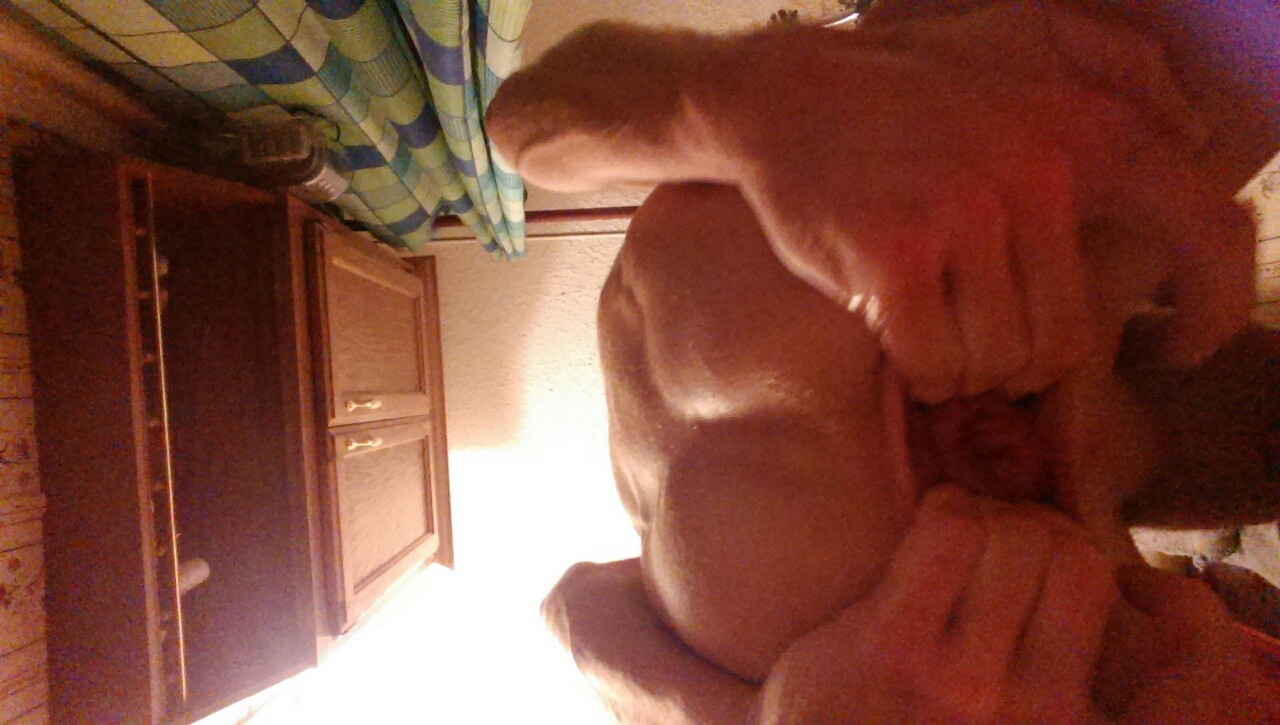fuckedupholes:  Stretch that big cunt!