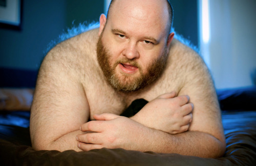 chubbyaddiction:  Oh the fur in the backlight, too hot… 