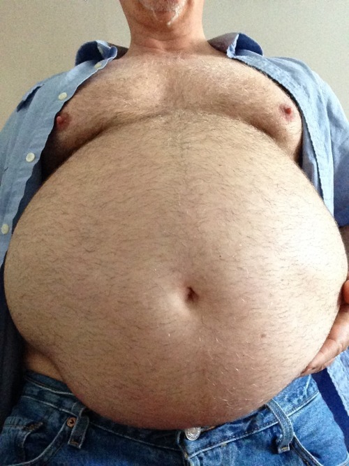 dcgluttonhog:  Second breakfast was followed by chugging an entire tub of gelato….stuffed - and still want MORE