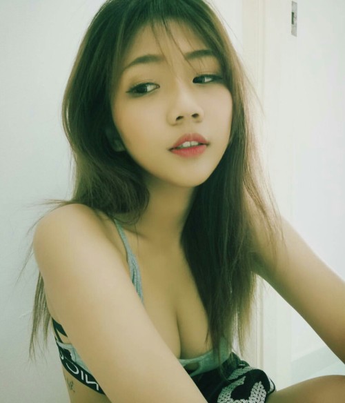 upandundersg: low cut until cannot low. just wanna cum all over her tits #sg #sggirls