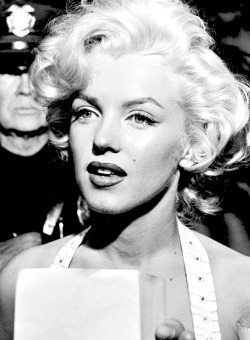 missmonroes:  Marilyn Monroe at Grauman’s