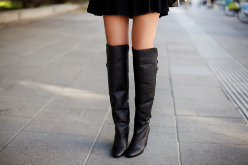 Fashion blogger Nika Huk from fashion-agony in H&amp;M over-the-knee boots. Source