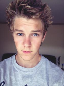 teenage-guys:  .  He&rsquo;s oh so gorgeous! I wish I looked exactly like him. 