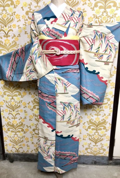 tanuki-kimono:Lively antique summer kimono, with colorful boats on the waves, paired with a gliterri