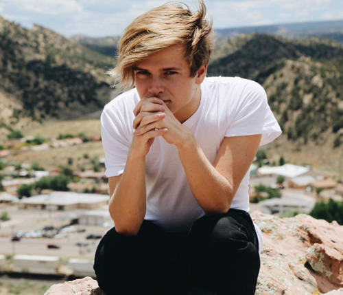 lxkekorns:lukekorns: MUHAHA I MADE IT TO THE TOP (deleted) x