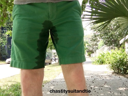 XXX chastitysuitandtie:I pissed myself on the photo