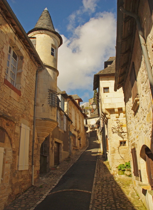 Medieval streets of Turenne in Limousin, France (by PierreG_09).