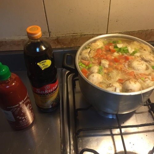 #asianhomecooking #orientaldinner #boyfriendknowshowtocook    Chicken Mushrooms Green and regular onions  Tomatoes  Rice noodles  Soysauce  Siracha (optional)