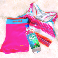 tastylivin:  There’s no “recipe” for this, but I’ve gotten a lot of requests to start posting my fitness-realted inspiration onto this blog (you can find more photos like these on my instagram: @breanna_spain).  Fiji artesian water paired with