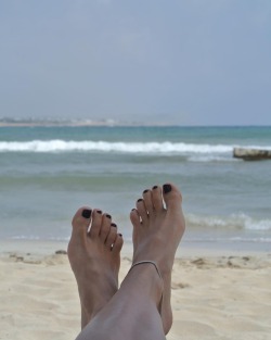 hippie-feet:  What a view! 😉#hippiefeet #ocean #cyprus #feet #toes #anklet #arch